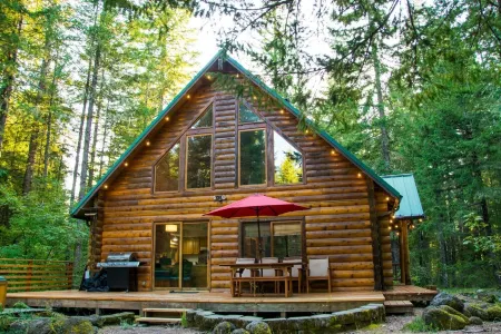 Majestic Mountain Home On 10 Acres with Hot Tub