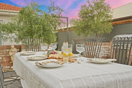 Mediterranean Escape-Ultimate Family Retreat- Pool Отели в г. Даббо