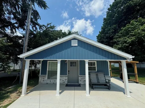 Charming 1-bedroom house with river view in Henderson.