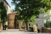 Prieuré Saint-Nicolas - les Maisons Hotels in Arpaillargues-et-Aureillac