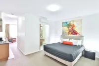 Indulge Apartments - Ontario Hotel dekat Angels Oriental Massage