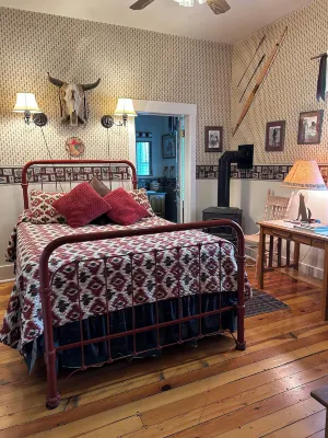 Moore's Old Pine Inn Hotel di 