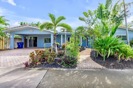 Chic 3BR Sanctuary Steps From The Drive Paradise