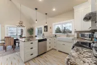 Spacious 3-bedroom house with fitness room, Theatre, WiFi in brilliant Chelan