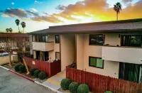 Modern 2-bedroom/2-bath condo with WiFi, AC with Mountain View