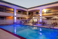 Days Inn & Suites by Wyndham Artesia - Rooftop Pools