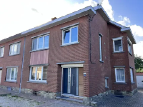 8P 4B Beautiful House with 4 Bedrooms in Hees Hotels in Bilzen