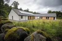 An Spiris Accommodation at Dundreggan Rewilding Centre - Parkering
