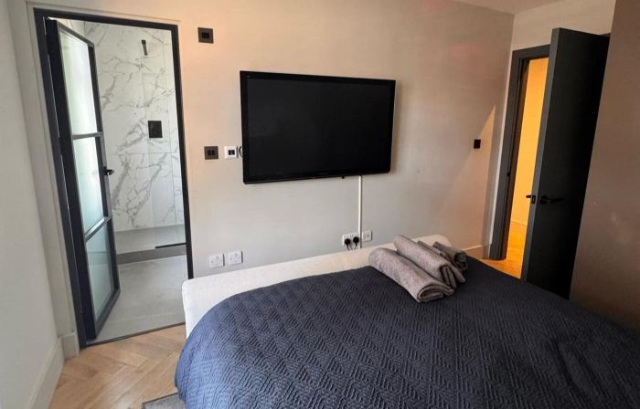Thames Ditton Apt - Sleeps 6 - Garden & BBQ