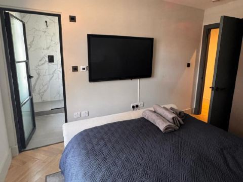 Thames Ditton Apt - Sleeps 6 - Garden & BBQ