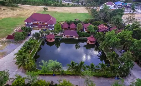 Ruen Sam Ran Resort Отели рядом с достопримечательностью «Wat Huai Sai Thong»