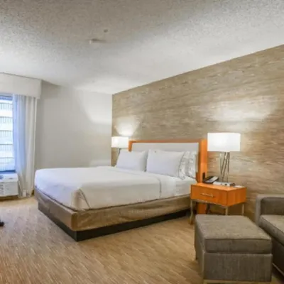 Sleep Inn & Suites Hotels near Lichterman Nature Center