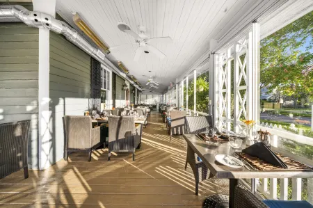 The Shaw Club Hotel Отели рядом с достопримечательностью «Флорал Клок»