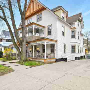 Modern Victorian 3BR 2BA Apt with Parking Hotel Exterior