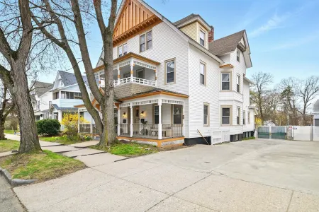 Modern Victorian 3BR 2BA Apt with Parking Отели в г. Спрингфилд