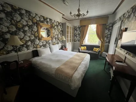 Brook Hall Hotel Отели в г. Эллесмер-Порт