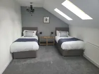 4 Bedroom Home Tameside GRT Manchester Sleeps 7 Hotels near Memorial Gardens