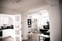 Inviting 3-Bed House in Manchester Hotel a Denton