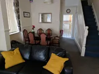 4 Bedroom House at Fern Lodge Preston Serviced Accommodation - Free WiFi & Parking