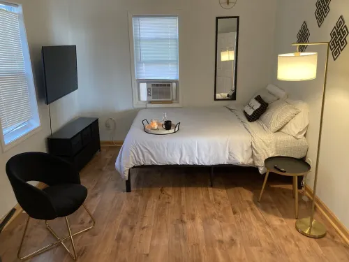 4 Beds, Pizza Oven, Hot Tub, Mini- Golf, Lake View, Bowling, Projector & More!