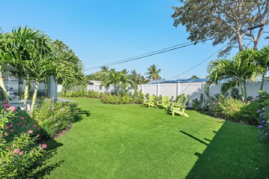 Welcome to Manatee Inn, a charming and cozy getaway located in Jupiter,Fl