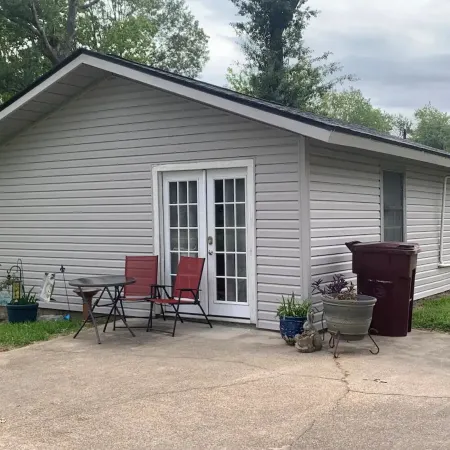 Cozy studio cottage in enchanting Lake Charles with AC, WiFi. Отели в г. Приен