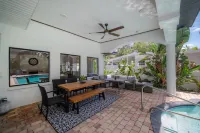 Riverhills Luxury Escape Pool, Firepit 13+ Beds