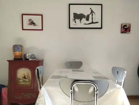 Studio apartment in attractive residence on garden level, Loggia, Terrace with trees.