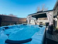 Renovated Ranch: 3BDRM 2BATH with King Bed, En-Suite, Sleeps 6, Hot Tub & more!