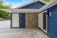 Wave-Free Swimming and Spacious Dock Areas - Tranquil Cove Haven Hotel a Lake Ozark