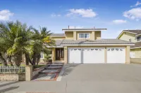 Elegant Kitchen and Outdoor Entertaining Space - Spectacular Family Haven