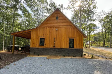 Charming Cabins with Hot Tubs and Game Area - Stunning Mountain Retreat