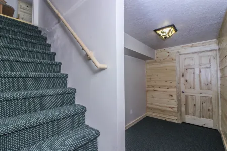 Spacious Decks and Cozy Fireplace - Inviting Mountain Retreat