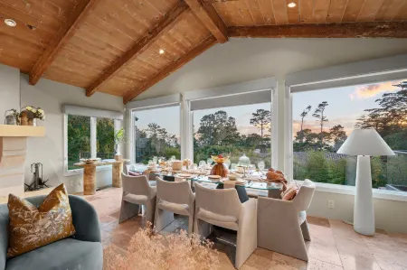 Hot Tub, Gym and Scenic Views - Lavish Golfers Haven