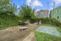 Two Fully Equipped Kitchens and Relaxing Gardens - Stunning Spacious Retreat Отели рядом с достопримечательностью «Bayonne Park»