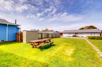 Perfectly located home with pellet stove - walk to Trinidad State Beach & Harbor Hotels near Trinidad Art Gallery