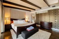 Glamorous Pool and Breathtaking Views - Captivating Hollywood Haven