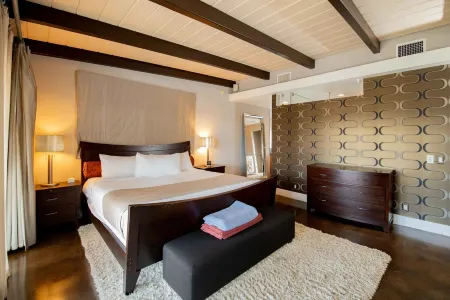 Glamorous Pool and Breathtaking Views - Captivating Hollywood Haven