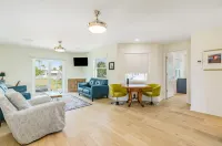 Loft 117 - Charming Downtown Cocoa Beach 1BR فنادق في جزيرة ميريت
