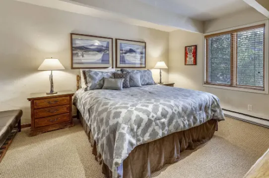 Hot Tub, Wood-Burning Fireplace, and Patio - Elegant Cozy Retreat