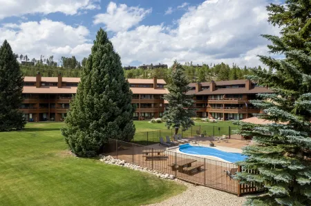 Gourmet Kitchen and Panoramic Mountain Views - Charming Spacious Retreat