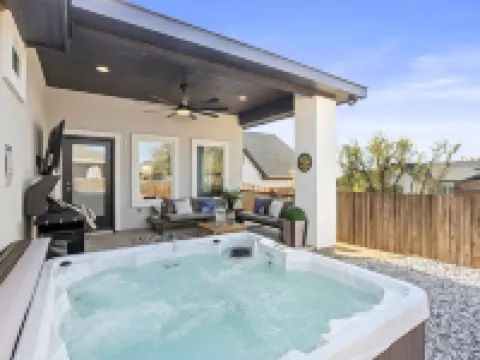 Modern Lakeside Retreat with arcade Games, & Jacuzzi – 5 Mins to Lake! Hoteles en Marble Falls