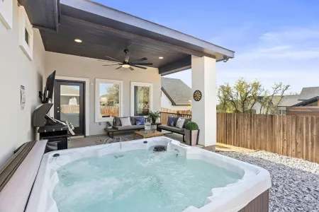 Modern Lakeside Retreat with arcade Games, & Jacuzzi – 5 Mins to Lake! Отели в г. Марбл Фолс