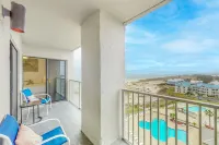 Modern condo with Gulf view, shared pool, hot tub - walk to the beach Hotels in Baldwin County