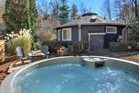 Exquisite Decor and Stunning Outdoor Space - Charming Mountain Retreat Отели рядом с достопримечательностью «Бируоллоу Маунтин Трейл»