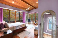 Picturesque Creekside Oasis and Elegant Design - Charming Hill Country Retreat