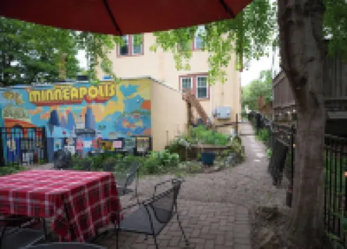 Sunny upstairs 1-bedroom apartment with AC, WiFi in charming Minneapolis