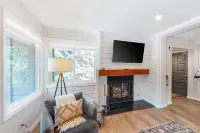 Newly Renovated Condo with Fireplace, Fast WiFi, Balcony & Shared Pool/Hot Tub Hotels in Hailey