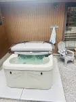 Outdoor Hot Tub and Spacious Living Area - Charming Retreat 國王海灘住宿飯店