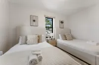 Charming Studio with Cozy Essentials - Inviting Urban Retreat Hotels in 